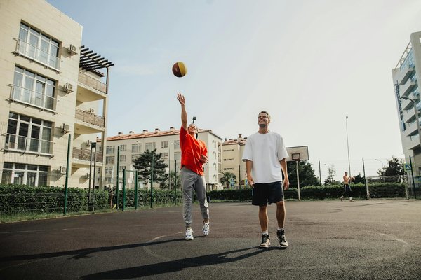 Les bonnes habitudes à adopter pour prévenir les blessures chez les enfants basketteurs